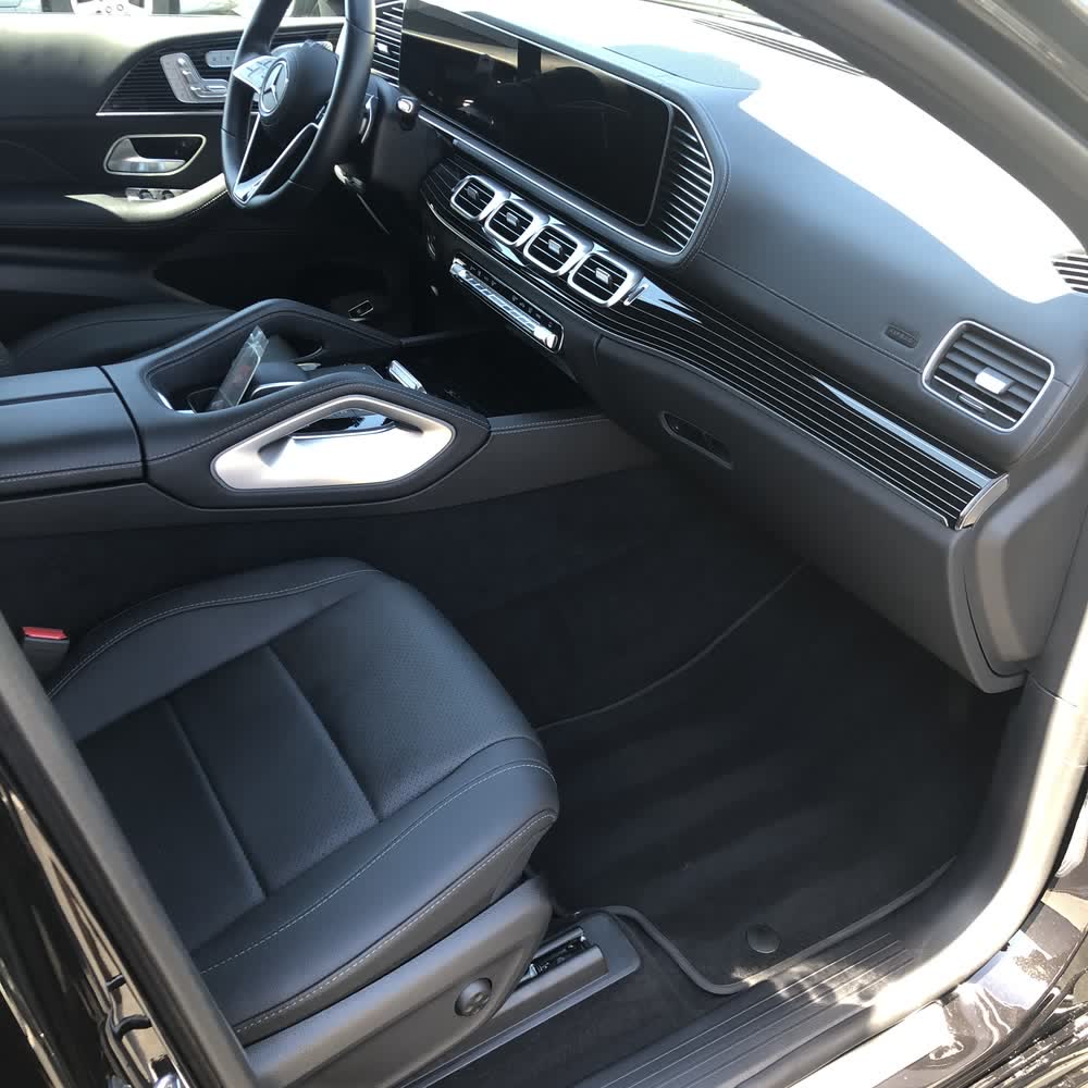The dashboard, console and front seats of a Mercedes-Benz SUV after an interior clean